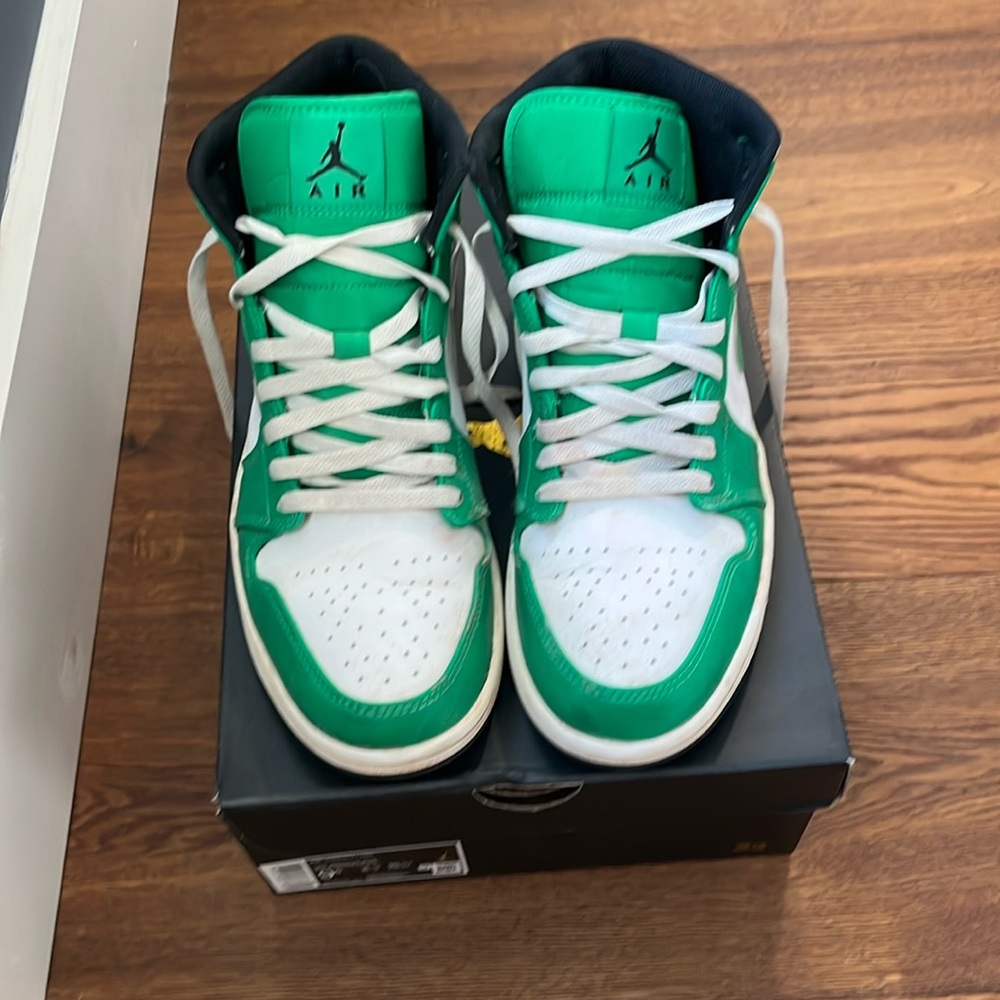 Air Jordan 1 mid lucky green 9.5 size sneaker